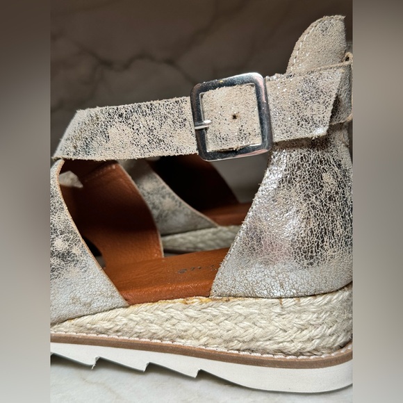 Diba True Qu Aint sandal size 12 subtle gold metallic - Picture 6 of 15